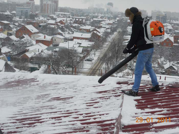 Убрать снег с крыши дома. Уборка снега с крыш. Приспособление для очистки крыши от снега. Чистка снега с крыши. Приспособление для уборки наледи с крыши.